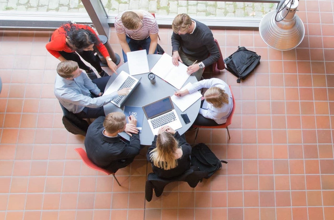 Studenter som slutexaminerar vid nedläggning av kurs.